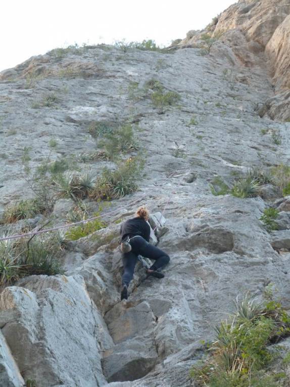 A Ana enfrenta a nossa primeira parede do dia, em Potrero Chico, no nordeste do México
